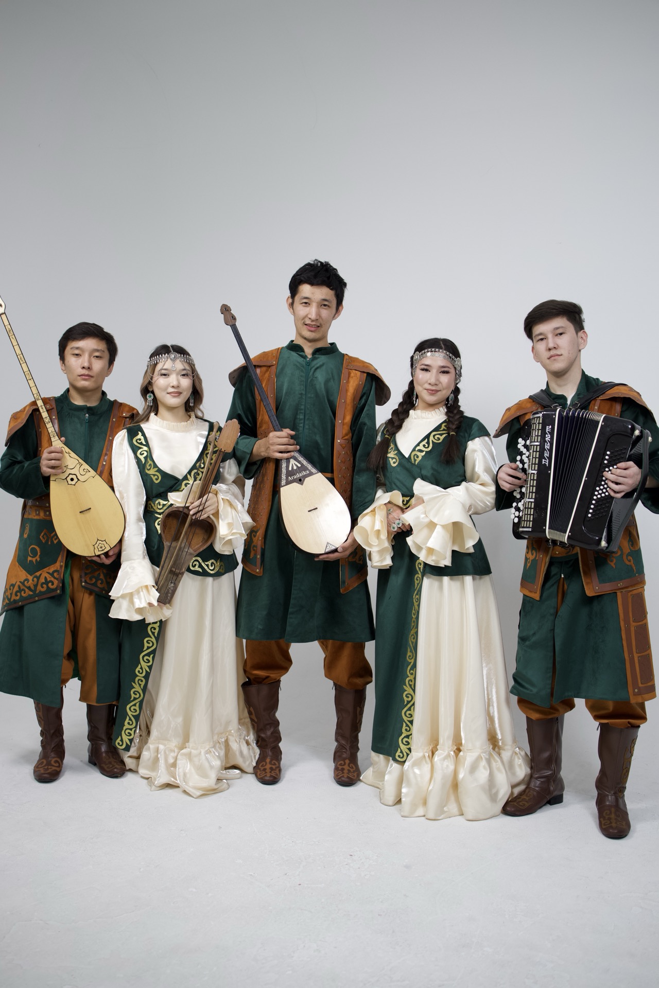 QAZYNA ансамблі ұлттық киімде